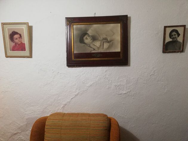 La foto de la niña Lola, muerta en 1933, lleva colgada casi 90 años en la pared de la casa de su hermano Ángel.