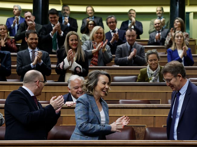 El líder del PP, Alberto Núñez Feijóo, es ovacionado por la bancada popular a su llegada a la sesión de control al Gobierno que este miércoles celebra el Congreso. EFE/Chema Moya