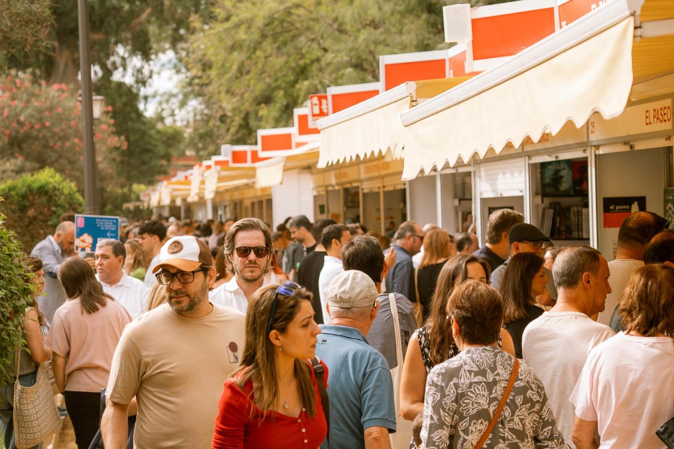 Público paseando por la Feria del Libro 2025
