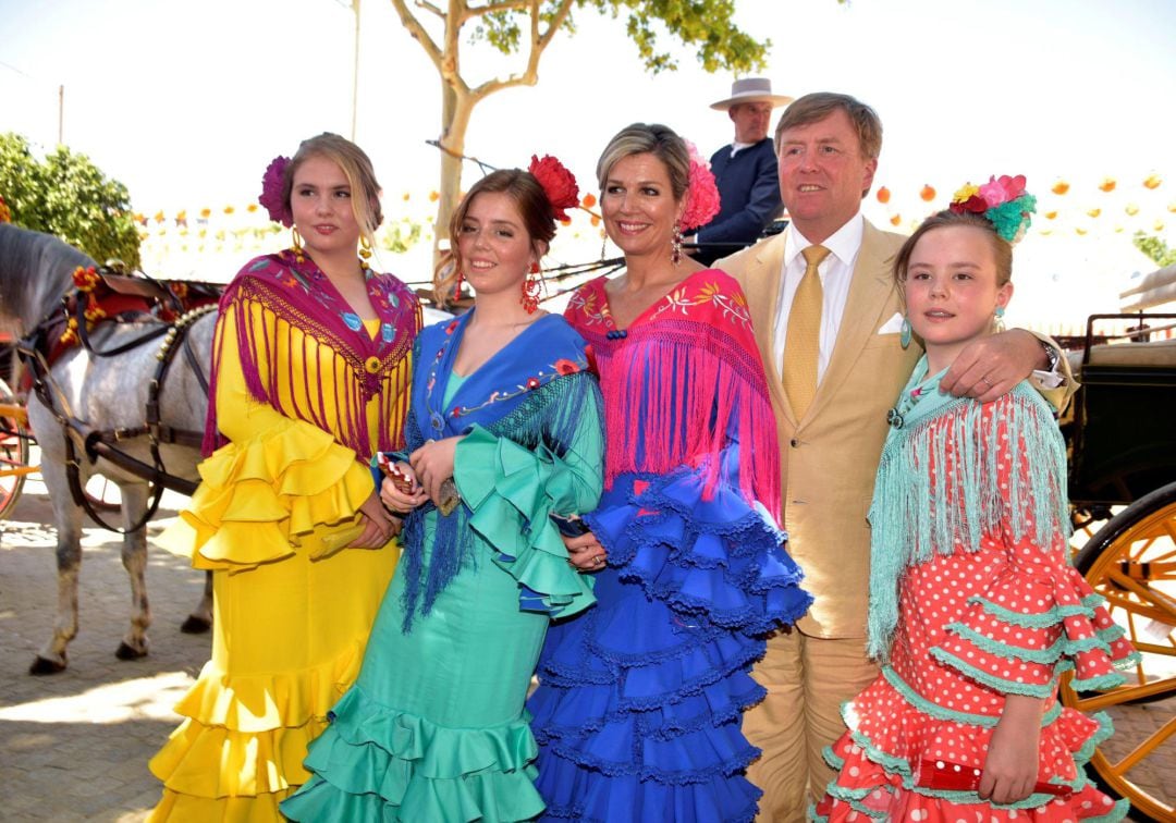 Los Reyes de Holanda, Máximo y Guillermo, junto a sus hijas Amalia (1i), Alexia (2i) y Ariane (1d), posan este viernes durante su visita a la Feria de Sevilla. 