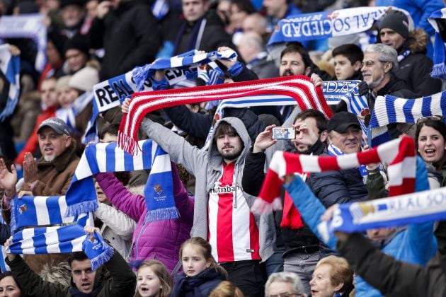 Aficionados de Real Sociedad y AThletic Club unidos en el Reale Arena