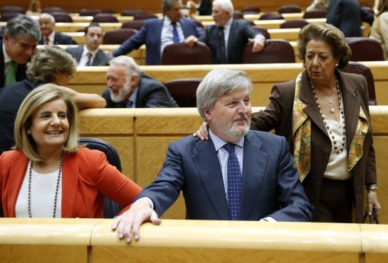 GRA303. MADRID, 29/09/2015.- El ministro de Educación, Cultura y Deporte, Íñigo Méndez de Vigo, junto a la titular de Empleo, Fátima Báñez (i), y la senadora del PP, Rita Barberá, en la sesión de control al Gobierno hoy en el Senado. EFE/Chema Moya