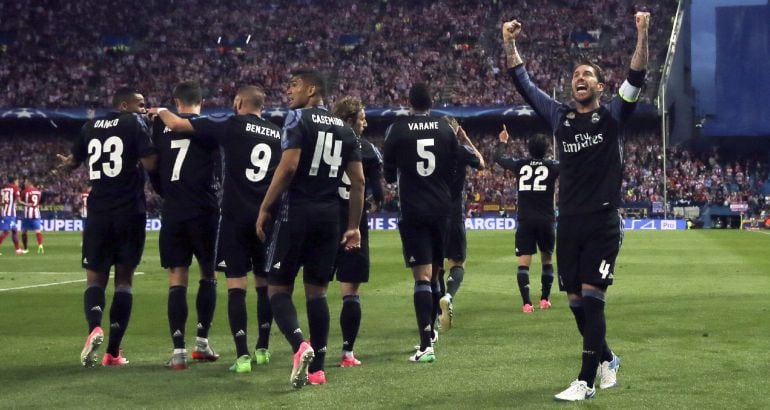 Los jugadores del Madrid celebran el gol de Isco