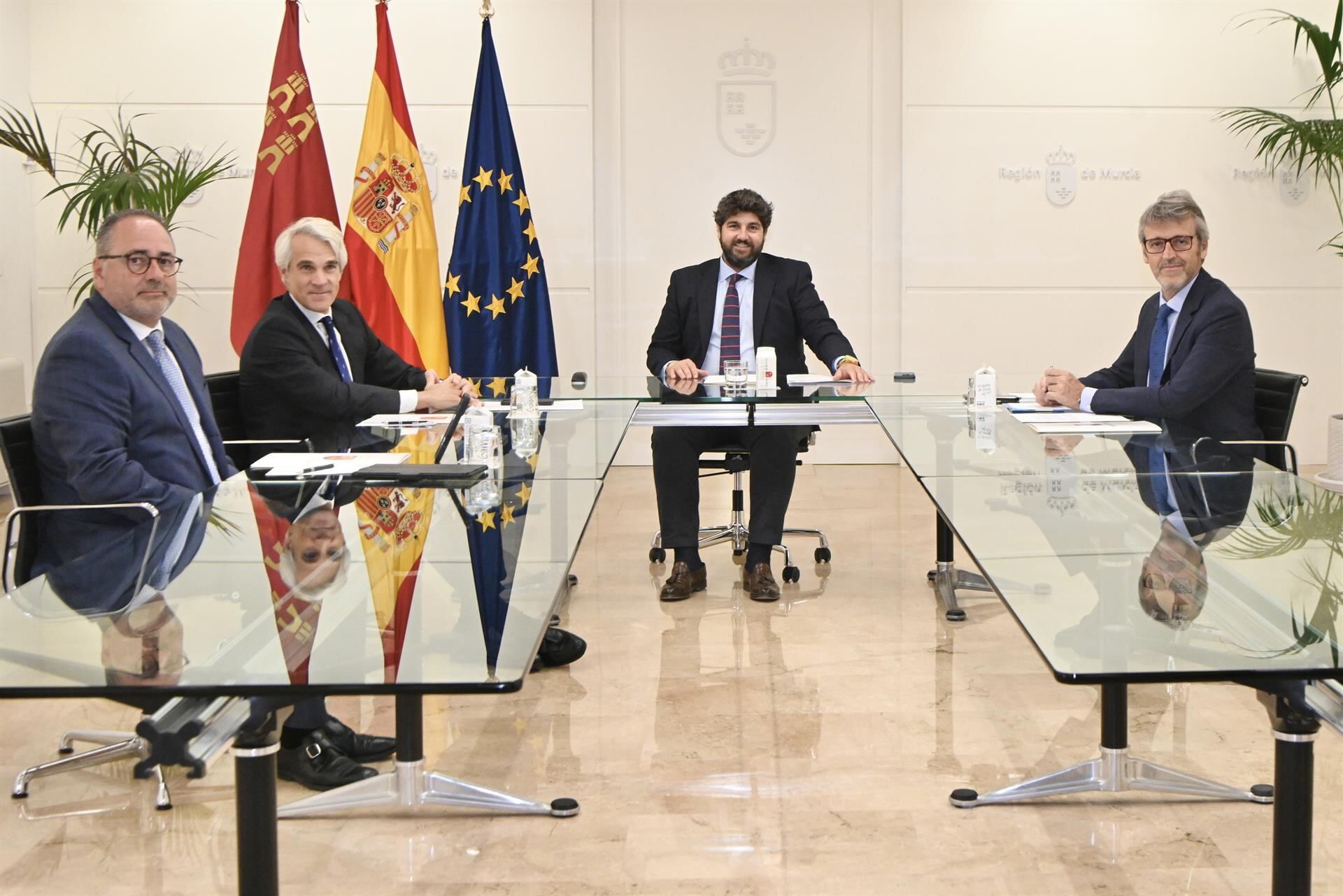 El presidente de la Comunidad Autónoma Región de Murcia, Fernando López Miras, y el presidente de Telefónica España, Borja Ochoa