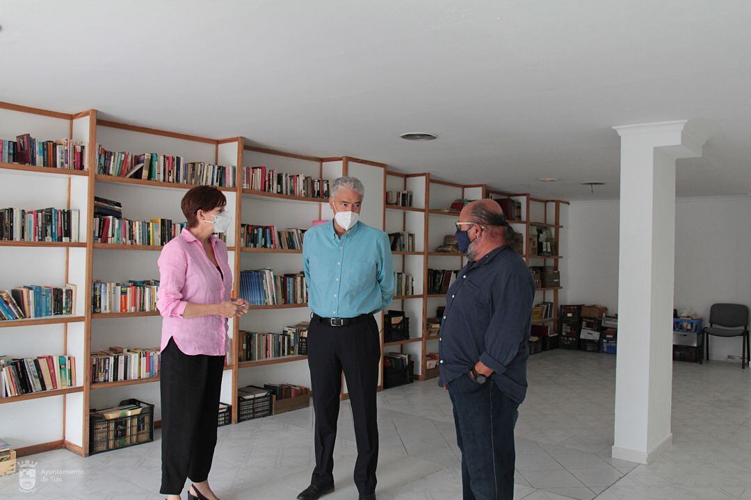 José Juan Cruz, alcalde de Tías, visitando el centro sociocultural junto a la concejal de Cultura, Pepa González, y el primer teniente de alcalde, Nicolás Saavedra.
