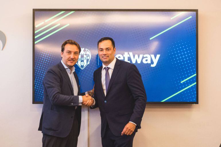 Quico Catalán, junto a Anthony Werkman, CEO de Betway, en la firma del nuevo patrocinio
