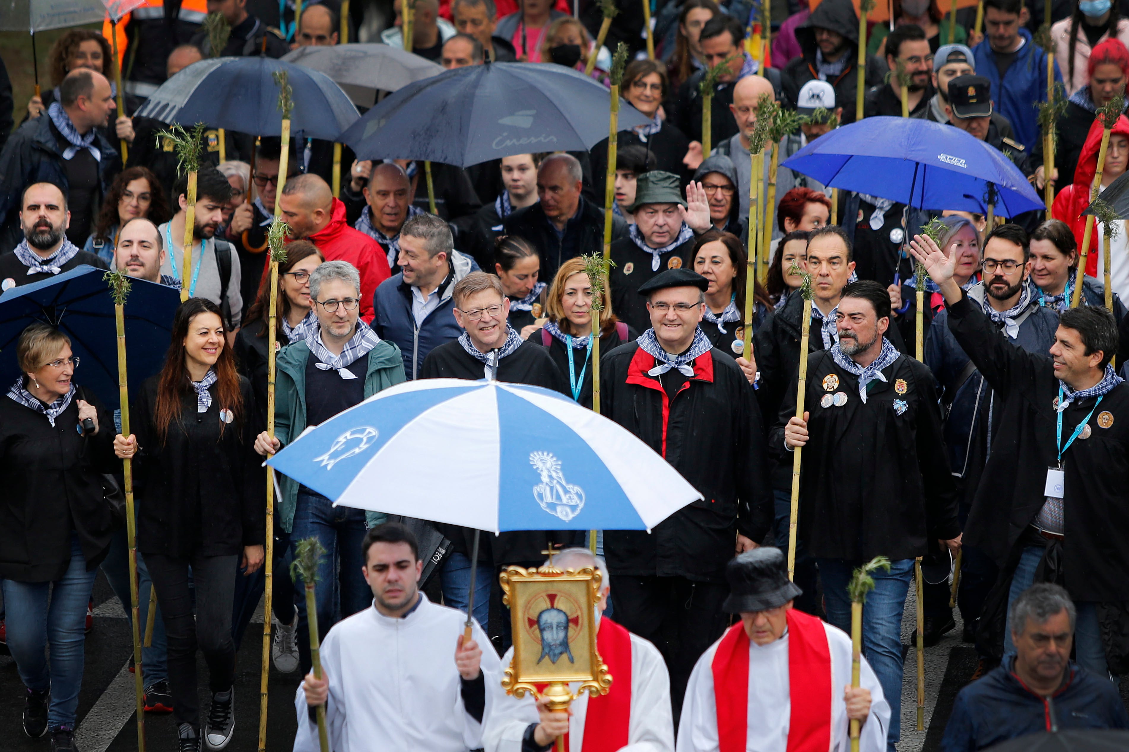 La comitiva de autoridades, con el Presidente de la Generalitat Valenciana, Ximo Puig (4º i), a la cabeza, durante la romería tras la imagen de la Santa Faz entre el centro de Alicante y el monasterio de la Santa Faz tres años después