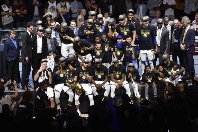 Los Warriors celebran el título