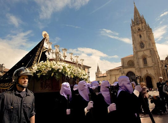 La imagen de la Virgen de la Soledad, a su paso ante la catedral de Oviedo