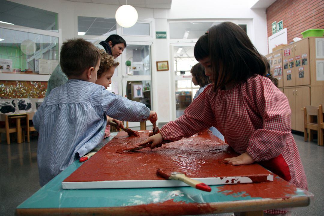 Imatge d'arxiu d'uns alumnes en una escola bressol catalana