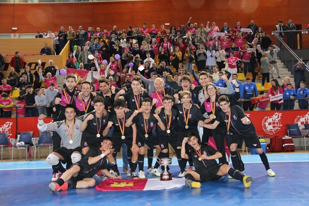 La selección cadete de fútbol sala festeja su triunfo en Las Rozas