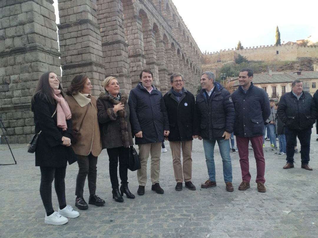 El presidente del PP en CyL, Alfonso Fernández Mañueco, junto a candidatos al Congreso y Senado por Segovia. 
 
 