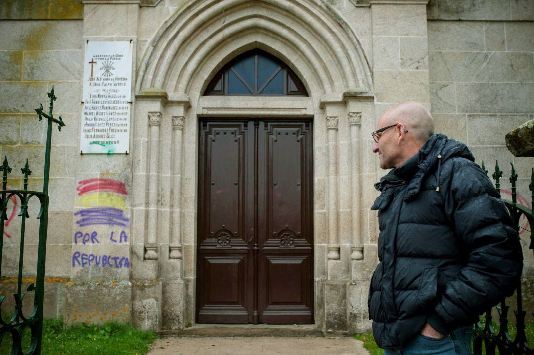 Las pintadas, frases contra la Iglesia y a favor de la República, fueron localizadas en la jornada en la que se celebraba el aniversario de la II República, proclamada el 14 de abril de 1931.