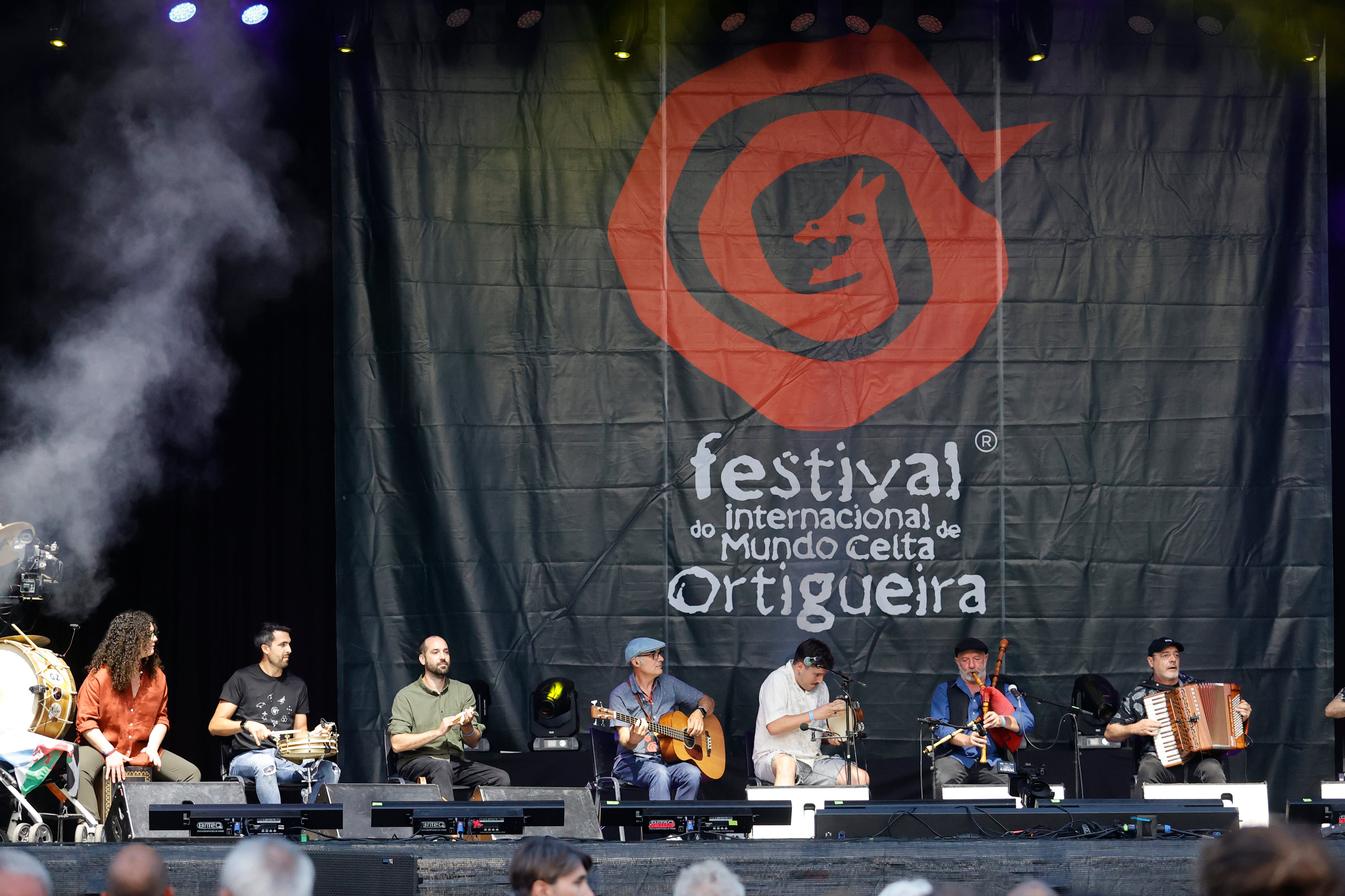 Ortigueira, 12/07/2023.- A Banda das Crechas, durante su actuación de este miércoles en el Festival Internacional do Mundo Celta de Ortigueira. EFE / Kiko Delgado.