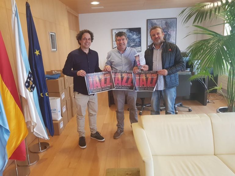 El alcalde de Burela, Alfredo Llano, el Concelleiro de Cultura, José Díaz y el presofesor que impartirá el curso, José García, en la presentación del curso de jazz