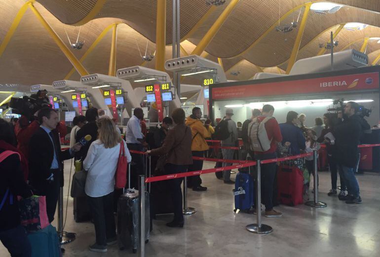 Varias decenas de pasajeros esperan en los mostradores tras la cancelación de vuelos a Bruselas