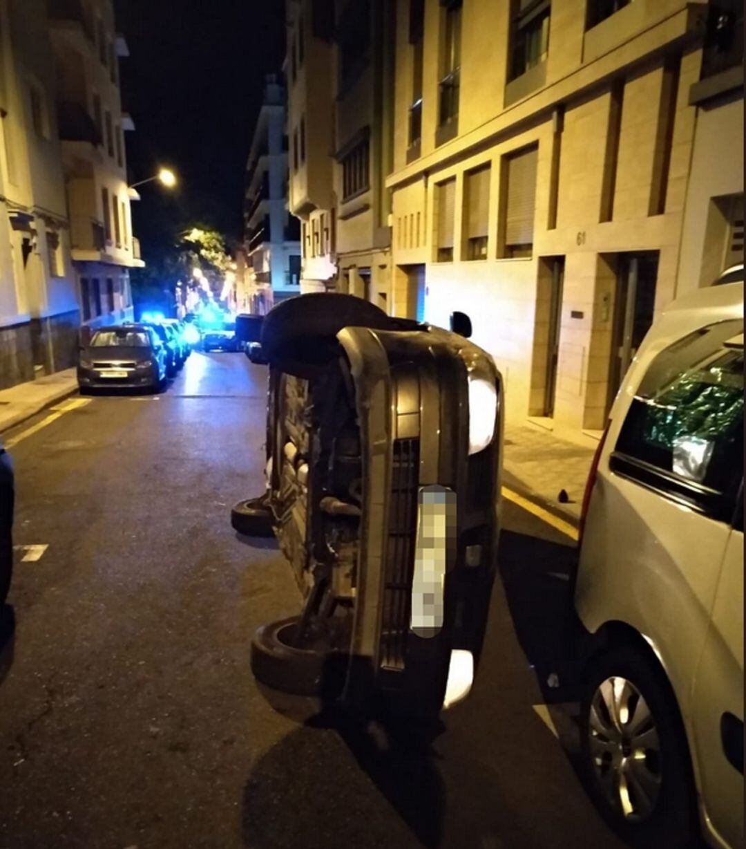 El volcó en la calle de San Francisco en Santa Cruz de Tenerife durante la madrugada de este lunes