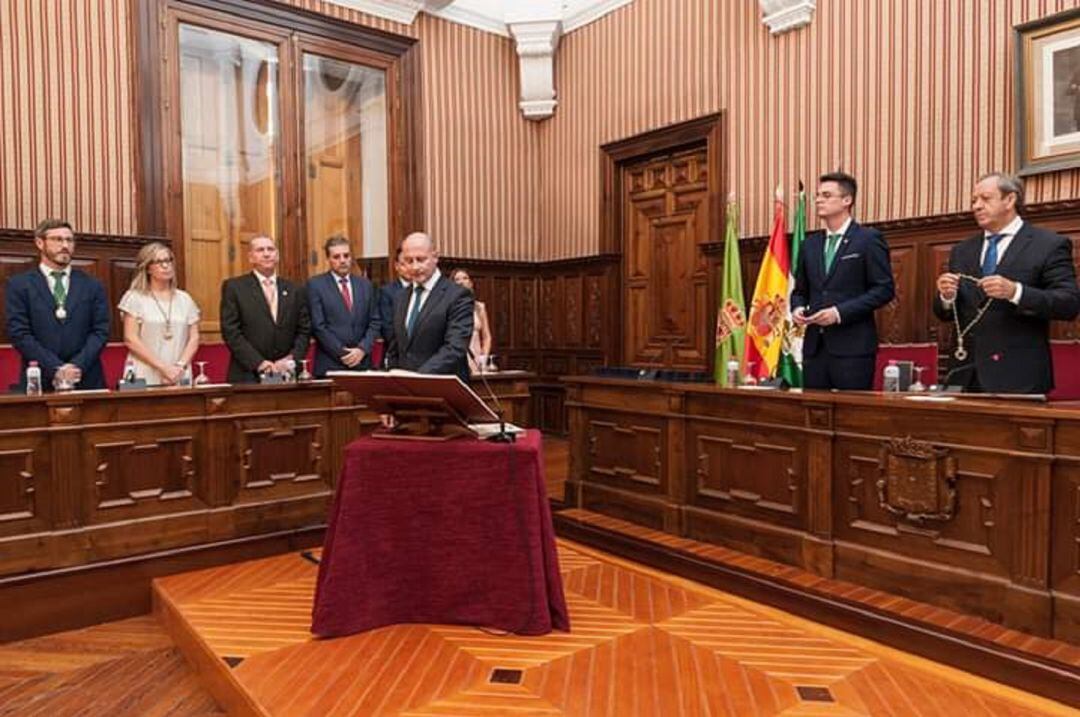 Momento de toma de posesión de José Luis HIdalgo como diputado provincial