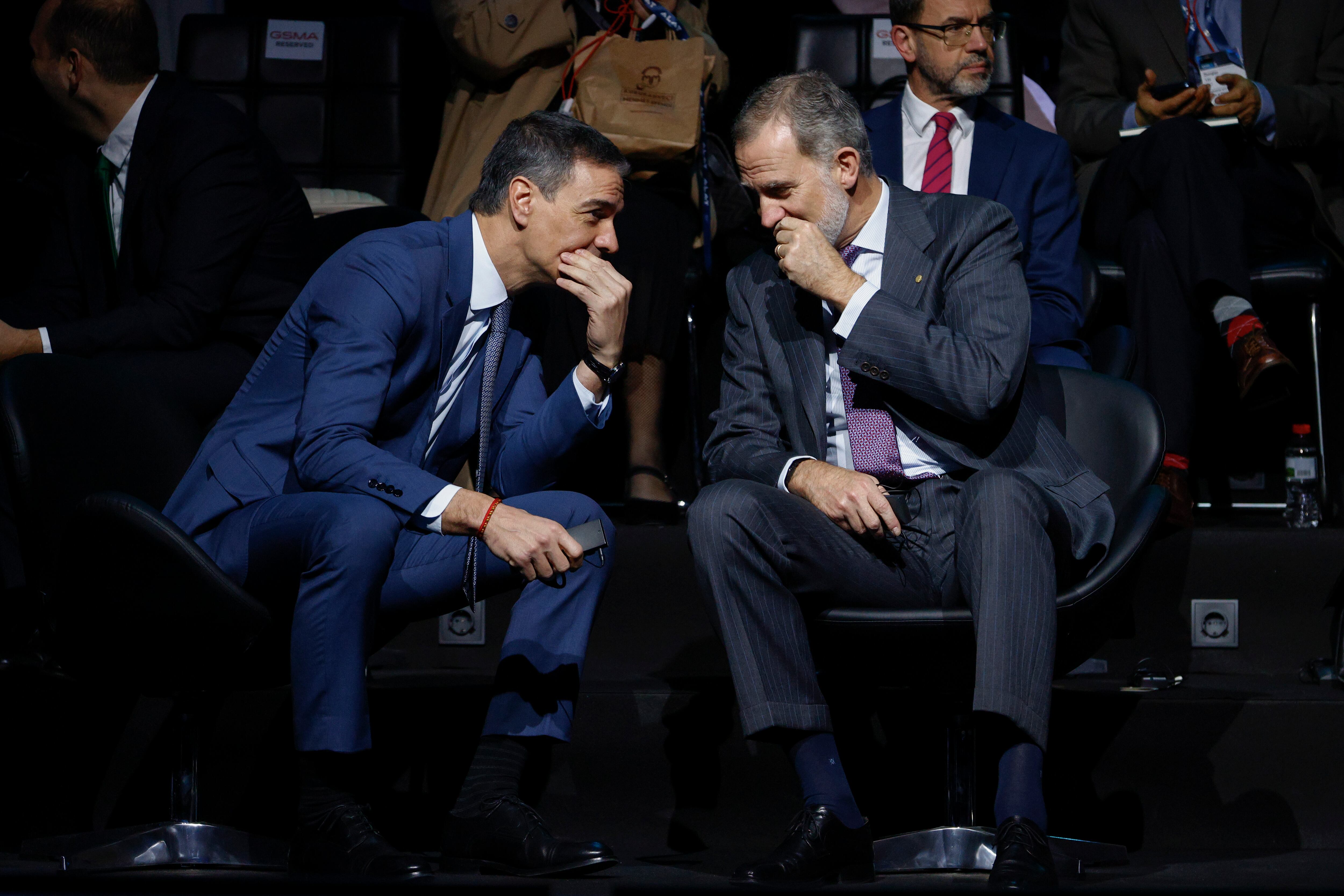 El rey Felipe VI (d) y el presidente del Gobierno, Pedro Sánchez (i) hablan durante la inauguración del MWC 2025