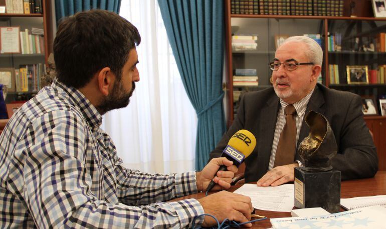 José Luis Mendoza siendo entrevistado por el periodista de la SER José Antonio Vera