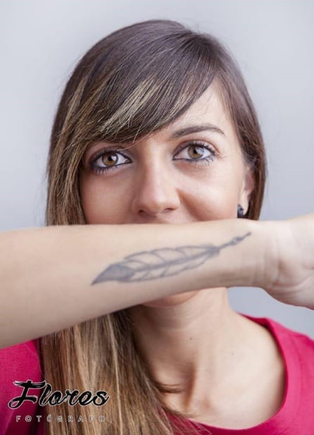 En esta imagen, el tatuaje de una pluma, simula la sonrisa que siempre lleva puesta en todos los ámbitos