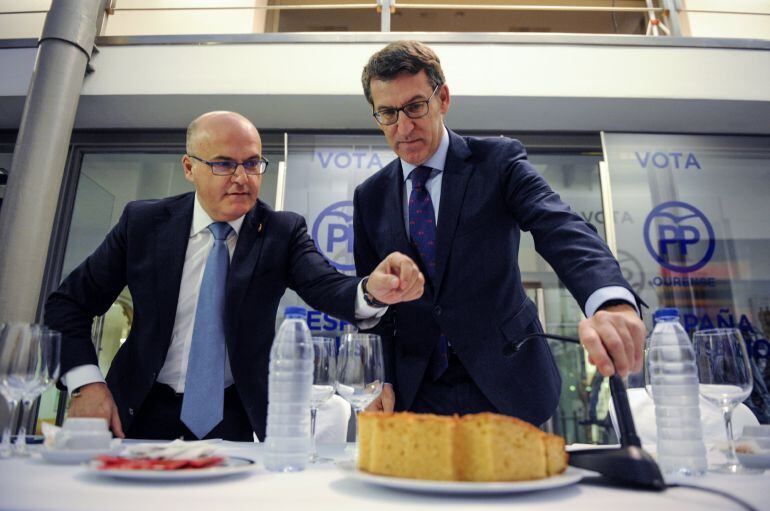 El presidente del PPdeG, Alberto Núñez Feijóo y el presidente del partido en Ourense, Manuel Baltar, durante el almuerzo informativo celebrado en el Centro Cultural Marcos Valcárcel