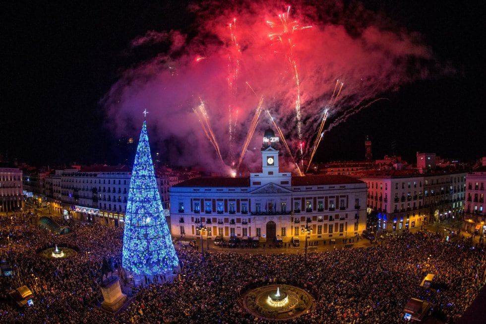 El reloj de la Puerta del Sol da las campanadas de fin de año