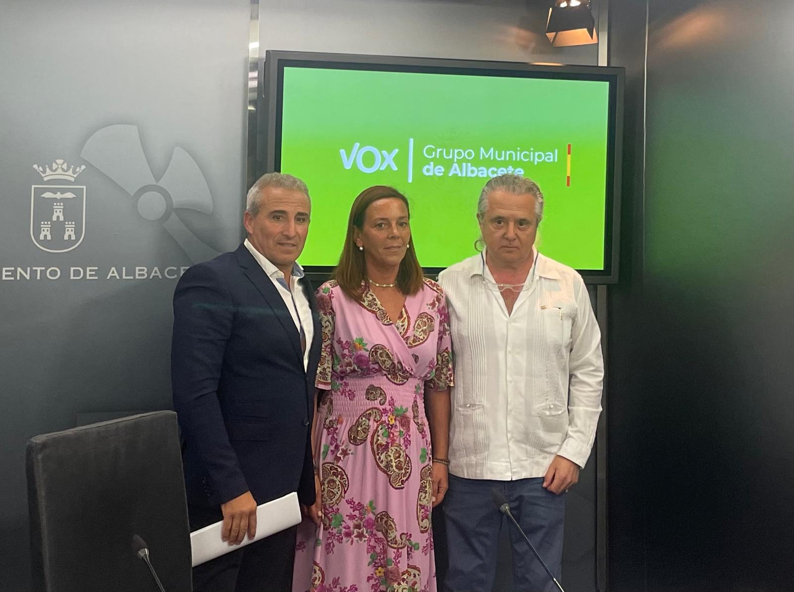 José Bernabé Cotillas, Leticia Alejandra Martínez y José Ramón Conesa, los tres ediles del Ayuntamiento de Albacete inhabilitados por VOX.