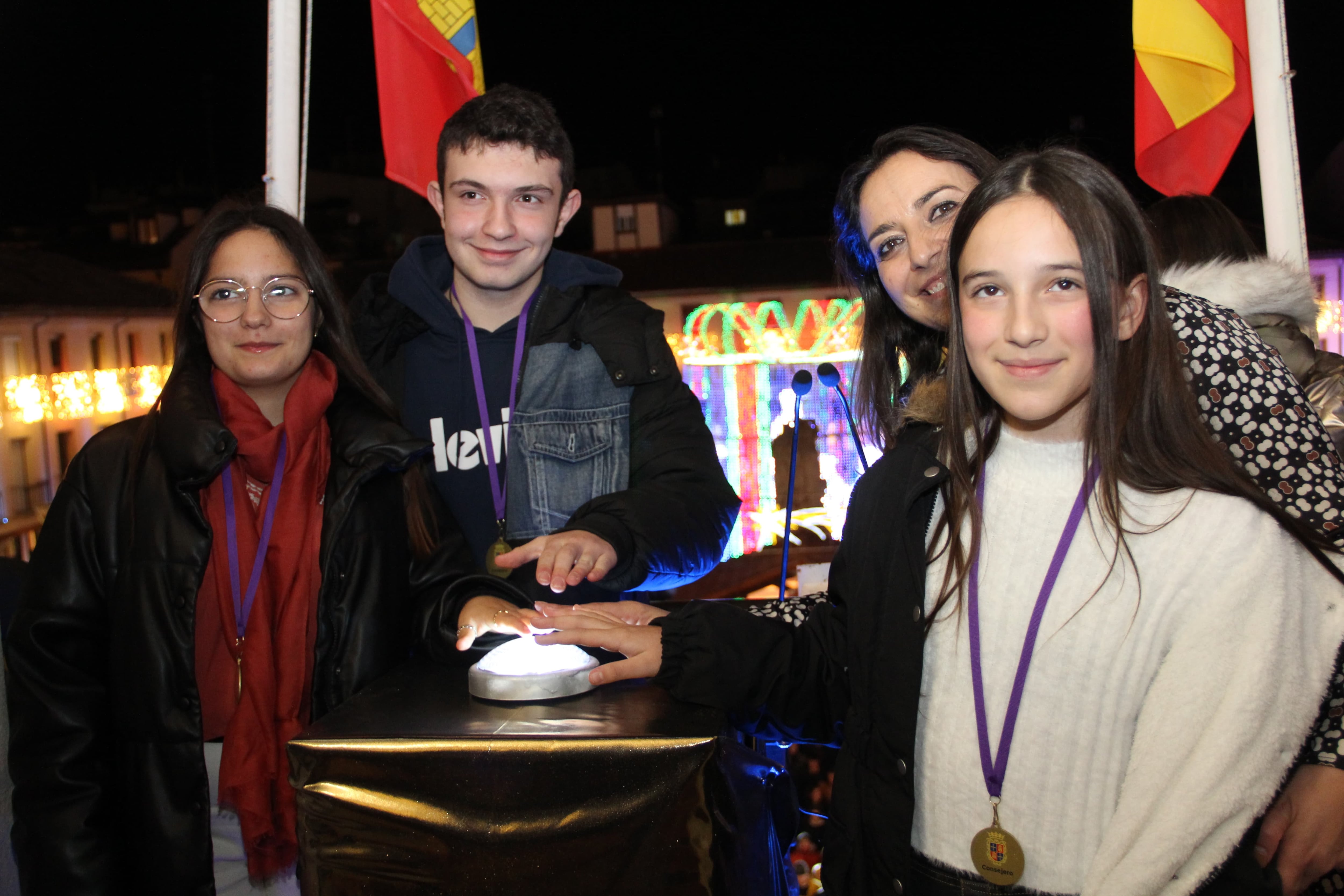 La alcaldesa infantil, acompañada de los consejeros y la alcaldesa de Palencia Miriam Andrés, junto al botón del encendido navideño