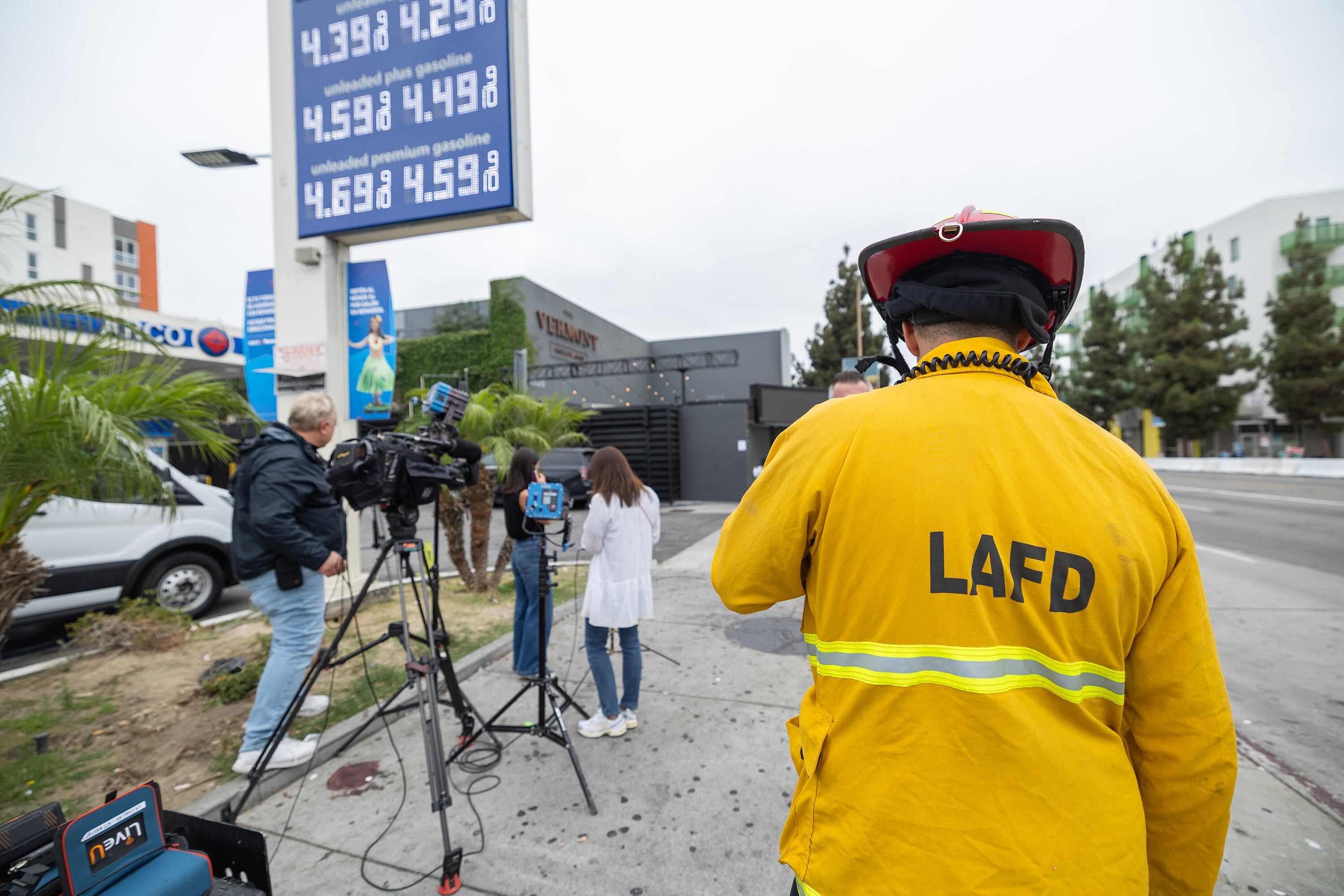 Un miembro del Departamento de Bomberos de Los Ángeles trabaja en el lugar donde este sábado un coche ha atropellado a una multitud.