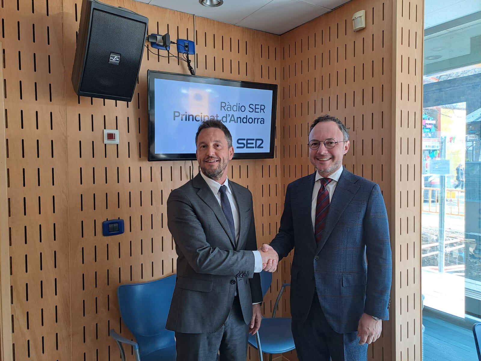 Xavier Espot (dreta) i Pere López (esquerra) abans de començar el cara a cara a Ràdio Ser Principat d'Andorra.
