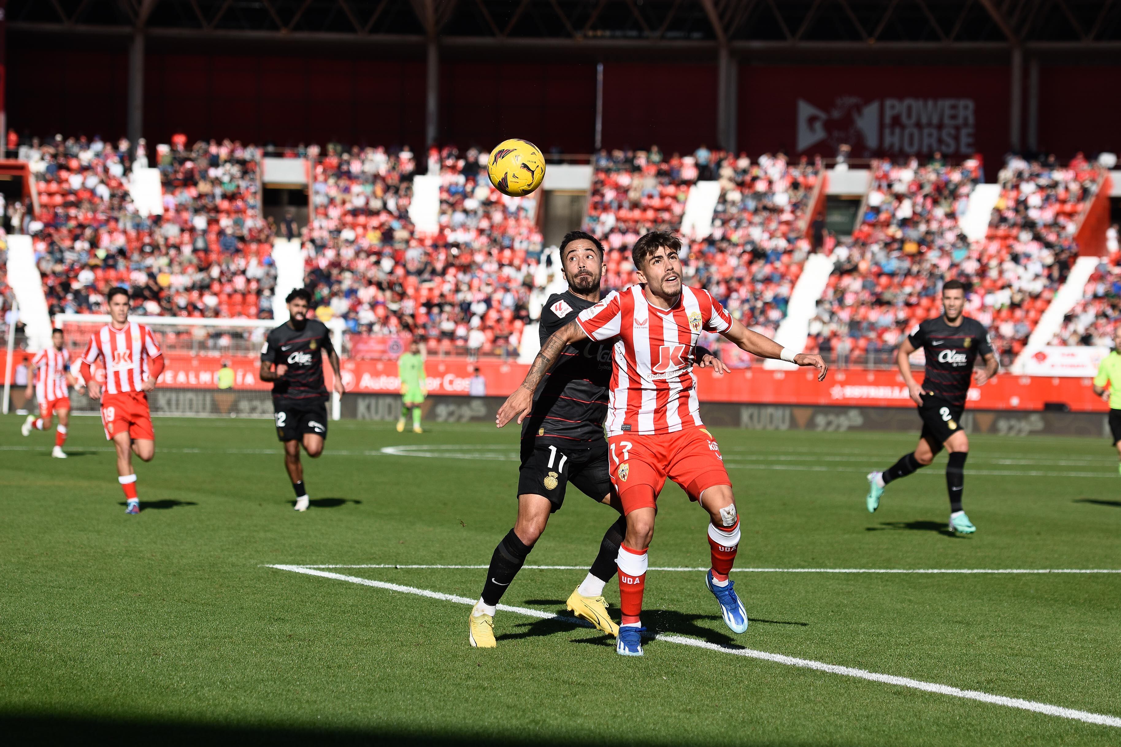 Pozo en una jugada del partido ante el Mallorca en el Estadio de los Juegos Mediterráneos.