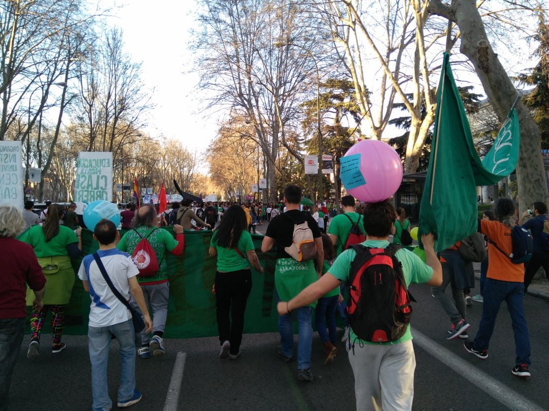 Manifestación por la educación pública en el Paseo del Prado, Madrid en 2017.