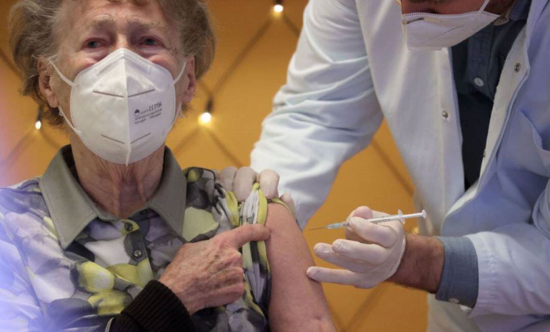 Una mujer se somete a una vacuna.