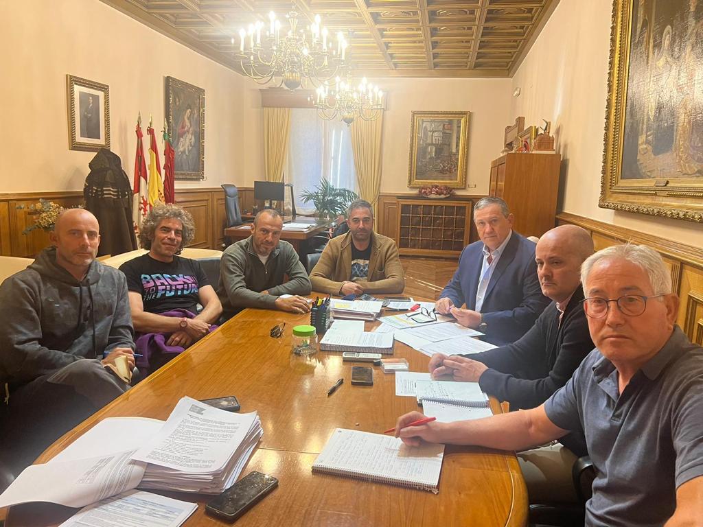 Reunión entre Javier Faúndez, los bomberos y sus representantes sindicales