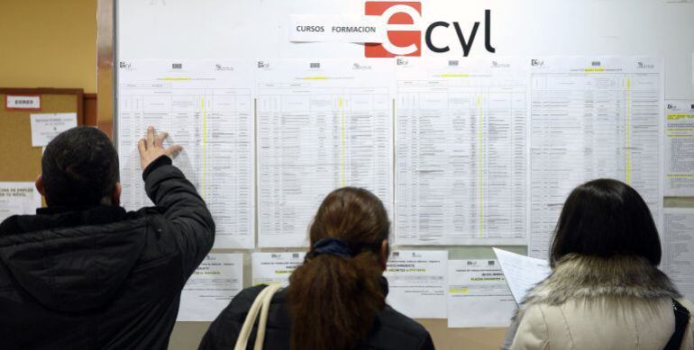 Varias personas consultan un tablón en una oficina del ECYL
