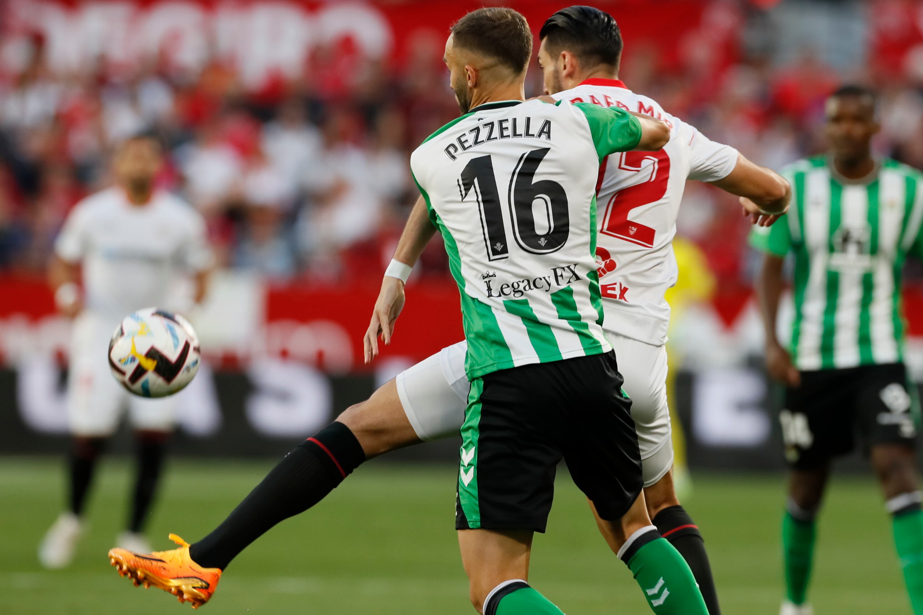 Sevilla, 21/05/2023.- El delantero del Sevilla Rafa Mir (d) disputa una posesión ante German Pezzella defensa argentino del Real Betis durante el derbi, jornada 35 de LaLiga Santander que disputan los dos equipos hispalenteses en el estadio Sánchez Pizjuan de la capital andaluza. EFE/José Manuel Vidal
