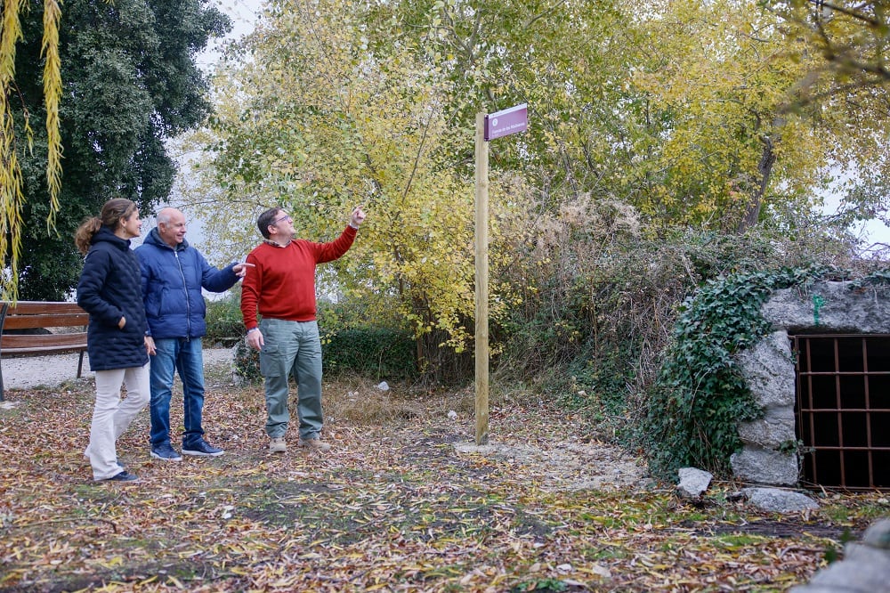 Uno de los nuevos carteles para marcar las rutas colmenareñas