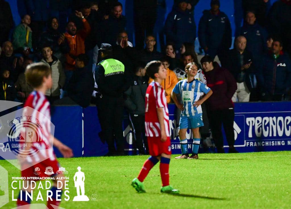 Saúl, jugador que brilló en las filas del Málaga CF, celebra uno de los tantos anotados frente al Atlético de Madrid, al fondo de la imagen.