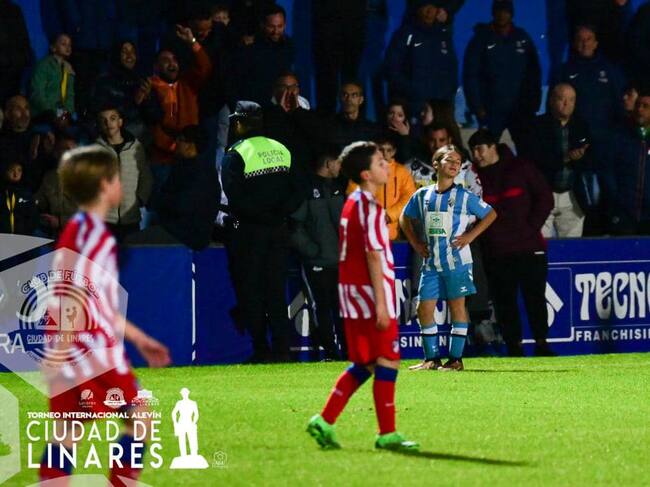 Saúl, jugador que brilló en las filas del Málaga CF, celebra uno de los tantos anotados frente al Atlético de Madrid, al fondo de la imagen.