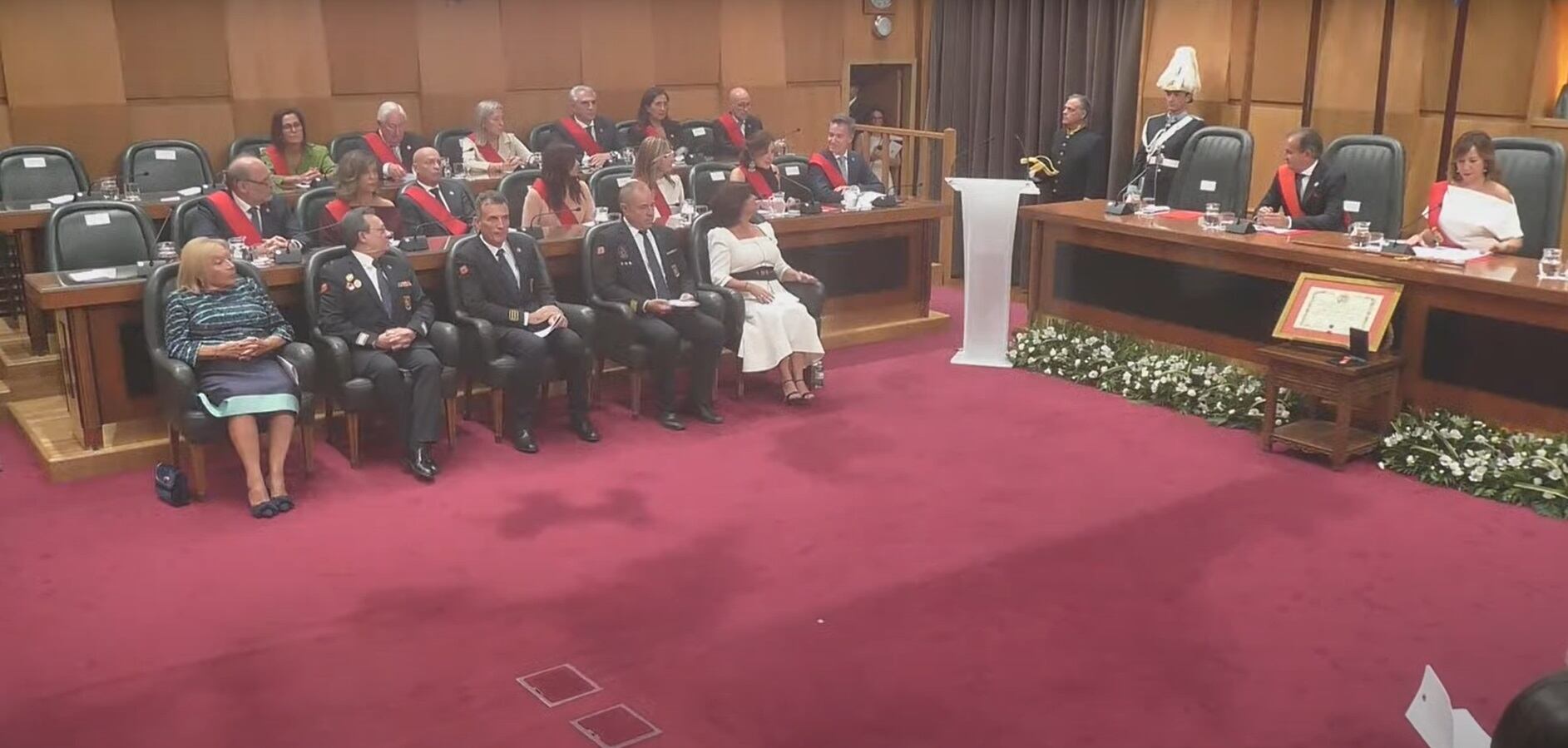 Fiestas del Pilar: asientos vacíos de Vox al inicio de la sesión de la entrega de distinciones de la ciudad, en oposición a que la Casa Palestina sea reconocida como Hija Predilecta