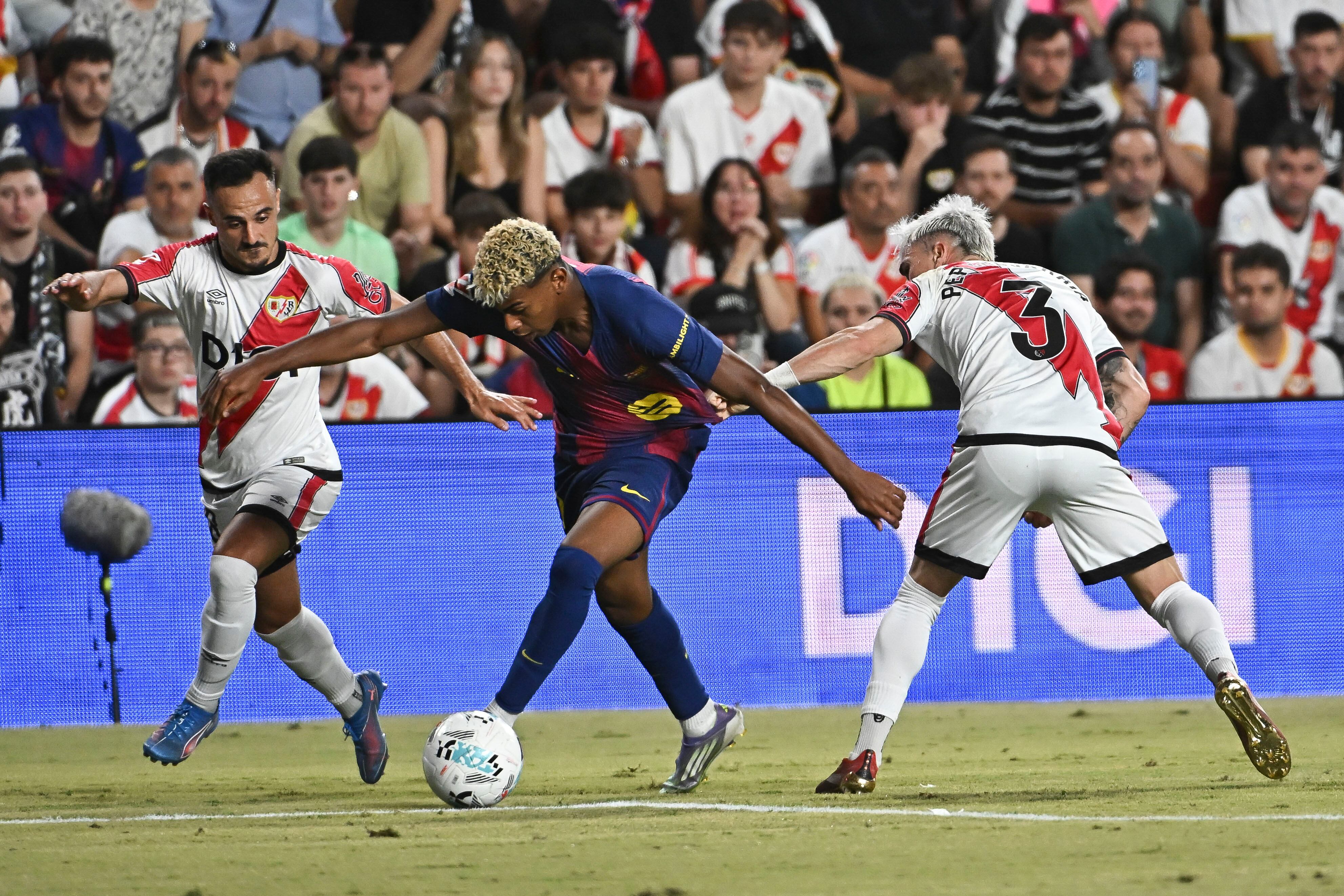 El delantero del FC Barcelona Lamine Yamal se escapa hacia el área