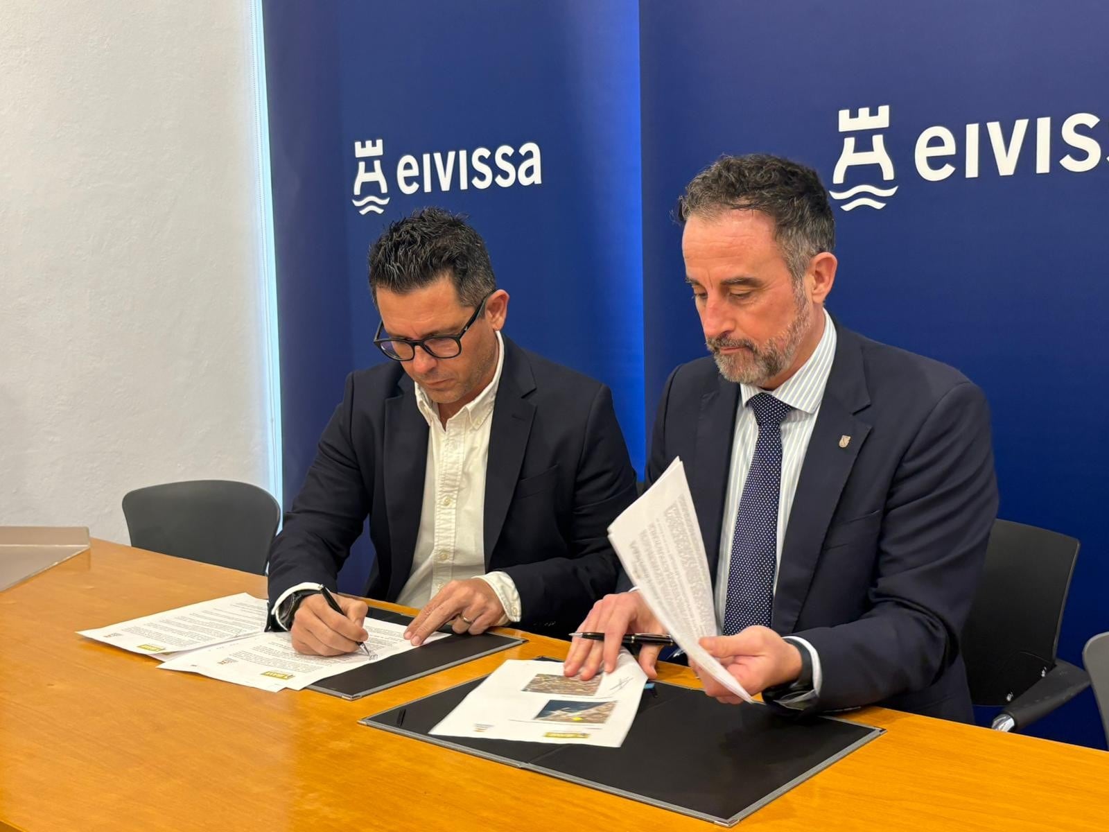 Firma de los convenios