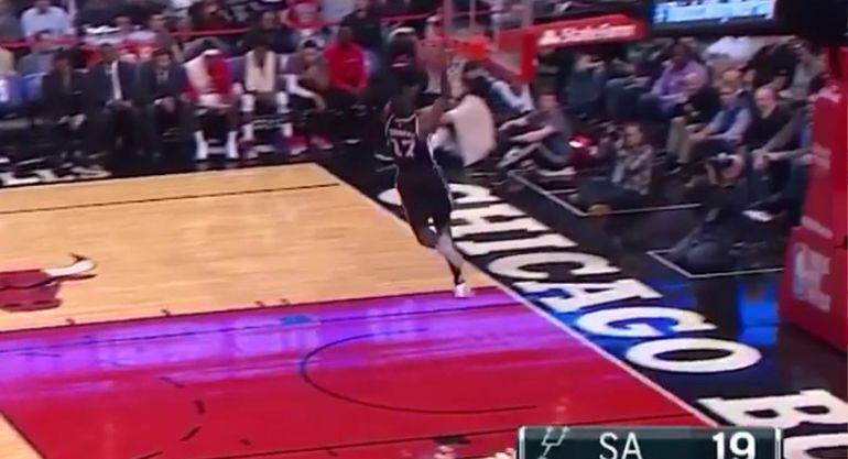 Jonathon Simmons falla una canasta increíble