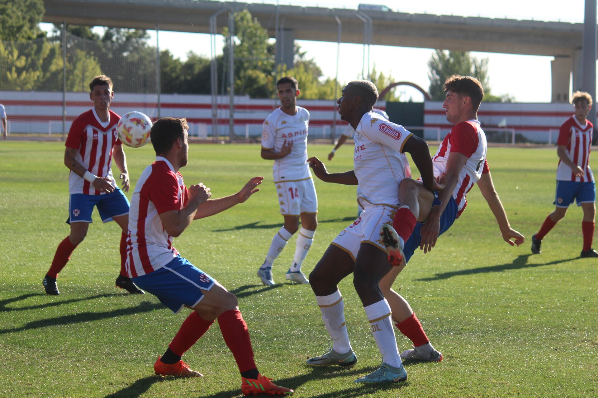 Dorian disputa el balón con dos jugadores del Bembibre / Isaac Llamazares.