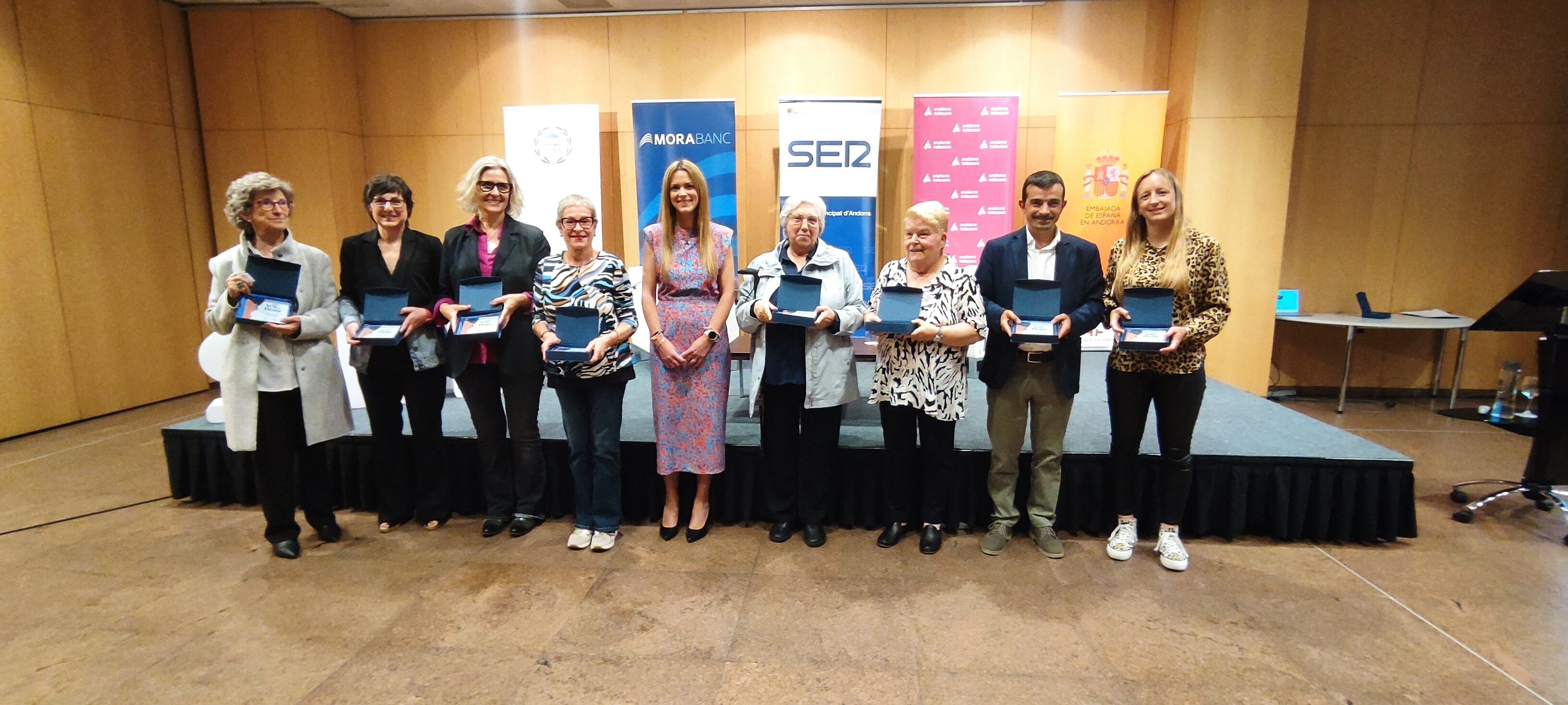 Foto de família de la 5a edició de 'Amb Veu de Dona'. A la imatge, i d'esquerra a dreta, Lourdes Riba, Marta  Alberch, Judit Gaset, Mariona González, Mariona Cadena, Anna Maria Alegret, Maria Dolors Agràs, Olivers Alís representant Rosario Balletbó i Nàdia Olm.
