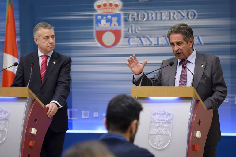 El presidente de Cantabria y el lehendakari durante la rueda de prensa posterior a la reunión