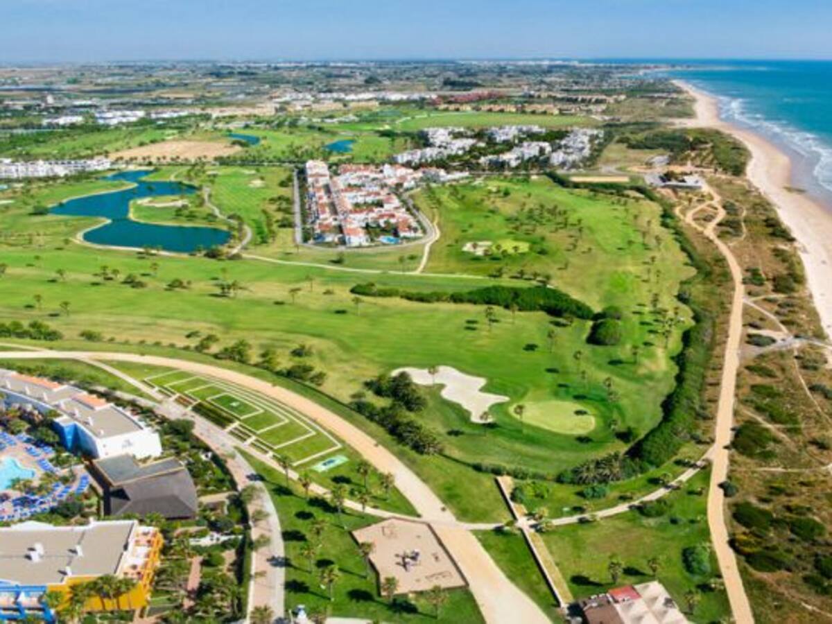 Rescatados dos adultos y una niña de 4 años de una barca a la deriva en Rota