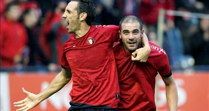 Los jugadores de Osasuna Juanfran y Pandiani celebran el gol