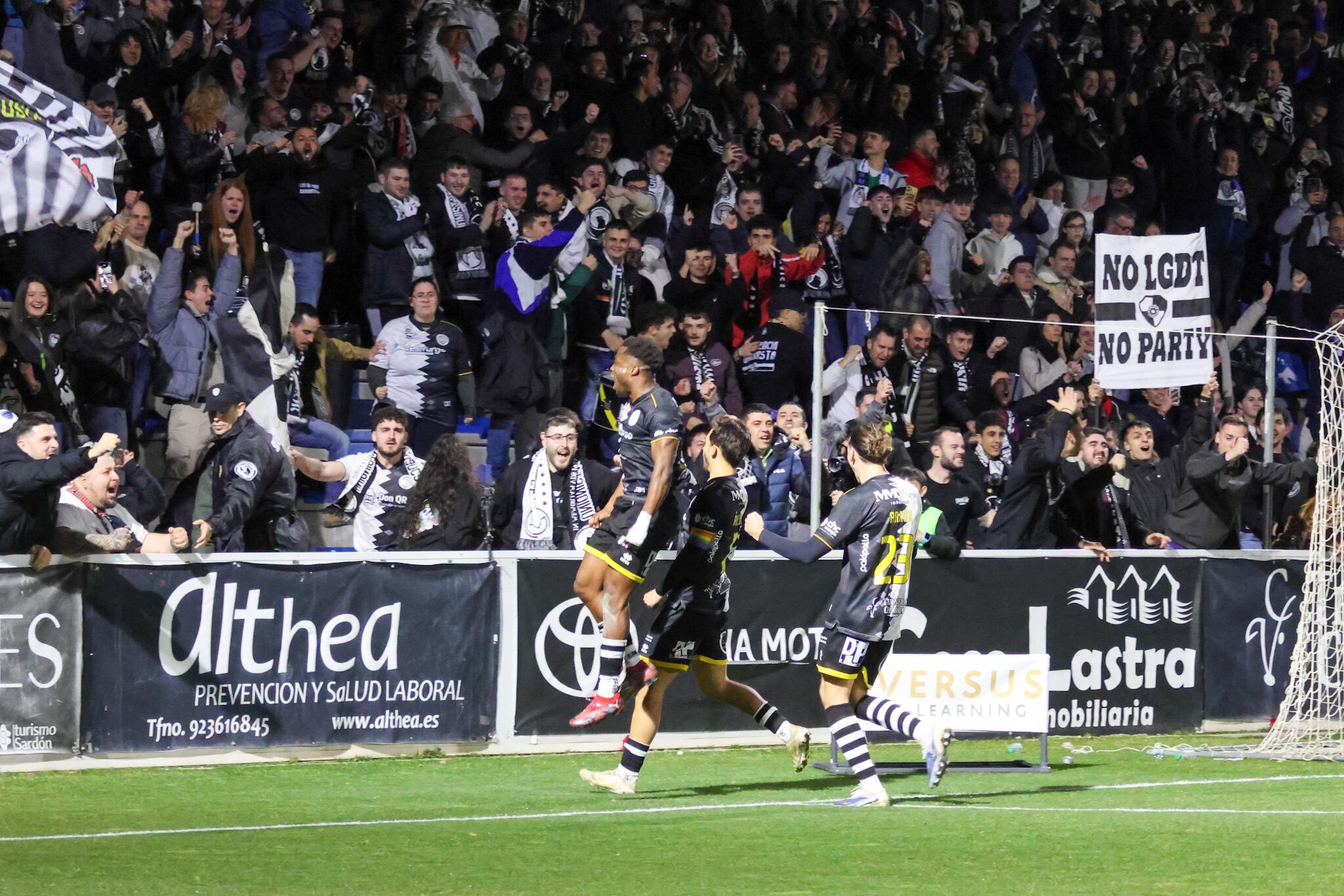 Celebración de los jugadores y la afición de Unionistas el pasado sábado en el Reina Sofía/UnionistasCF